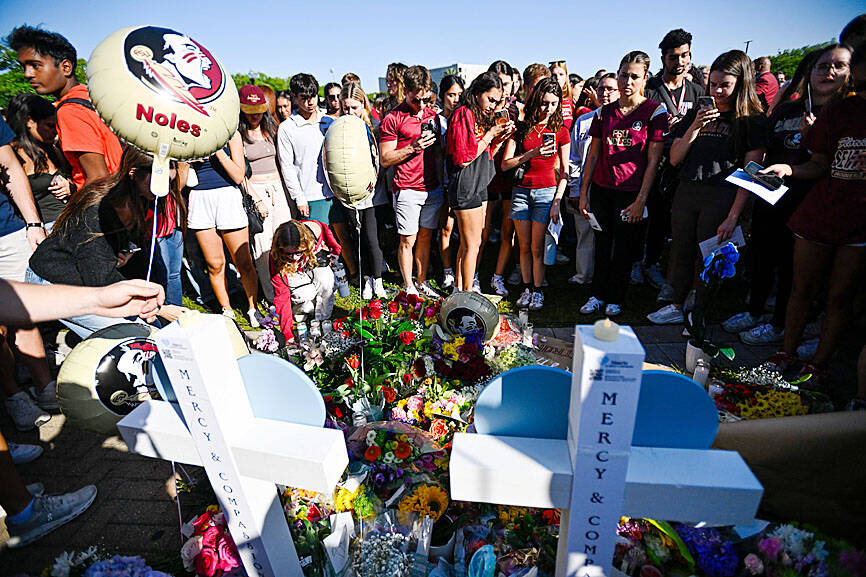 Adalet sembolü olan terazi ve bir yargıç tokmağı