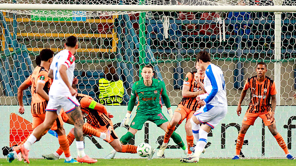 Palace beat Shakhtar to close on final