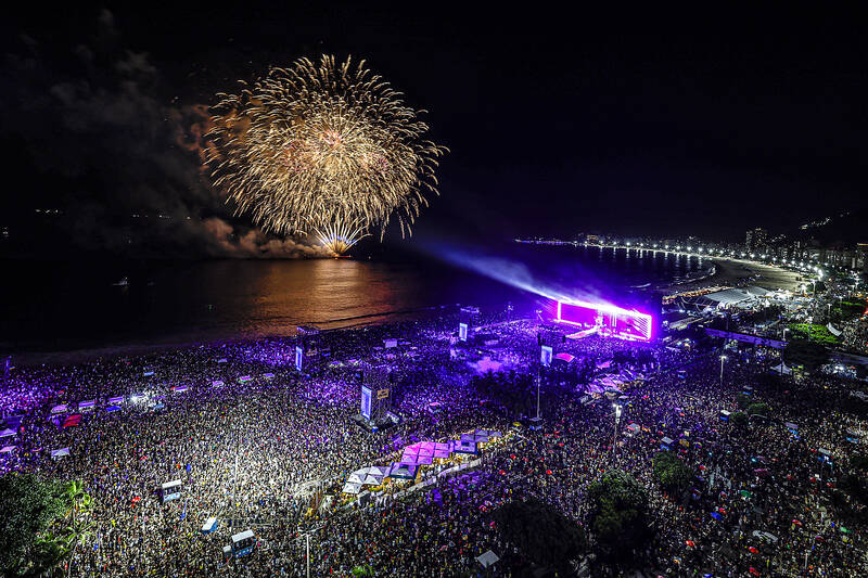 Shakira serenades 2m on Copacabana Beach