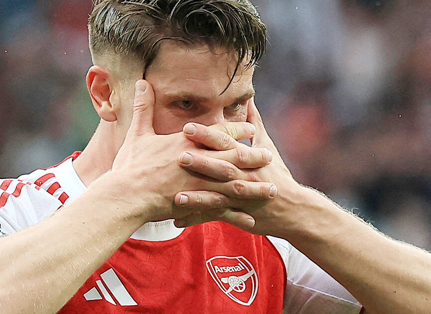 Arsenal hit stride to go six points clear