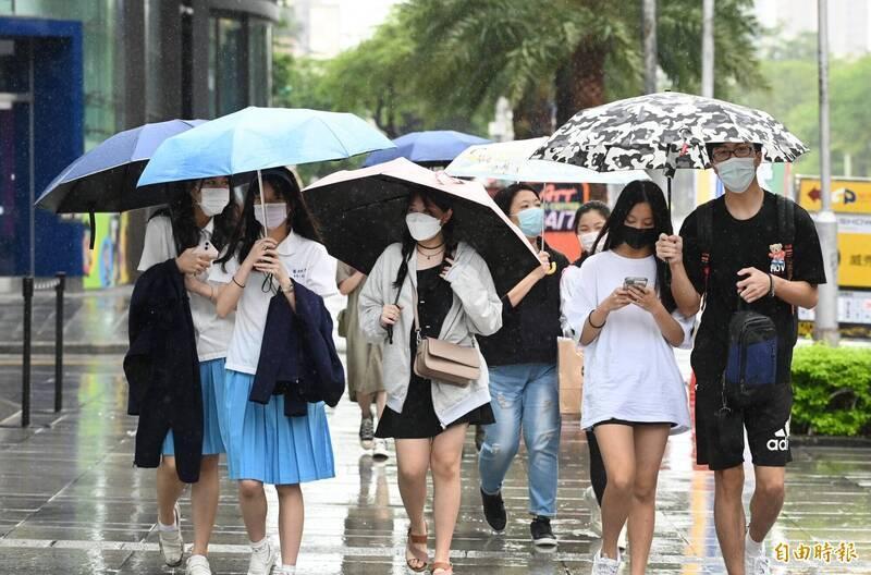 Two weather fronts to bring rain across Taiwan this week