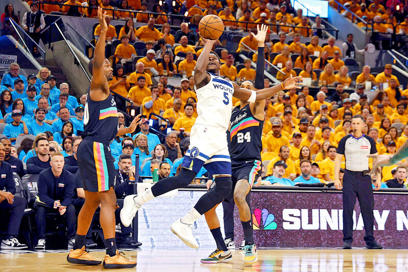 Timberwolves eclipse Spurs as Knicks rout 76ers