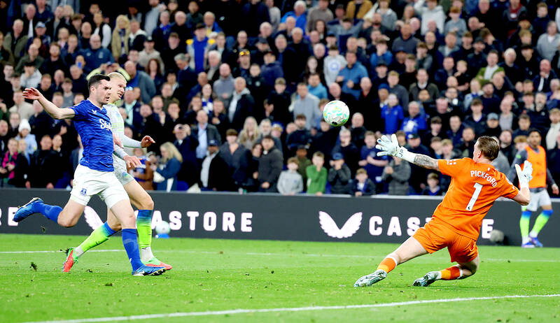 Man City stumble in title race