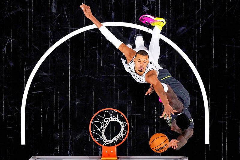 Spurs thrash the Timberwolves