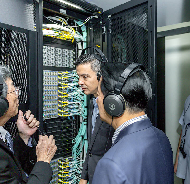 Pena tours Tainan science park, lauds Taiwan’s chip role