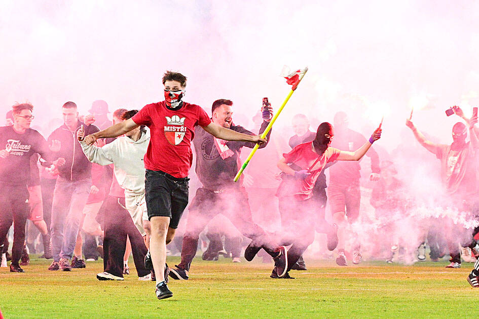 Fans invade pitch, target players during Czech derby