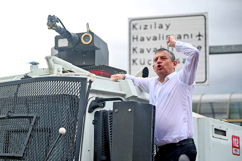 Turkish riot police storm HQ of opposition party