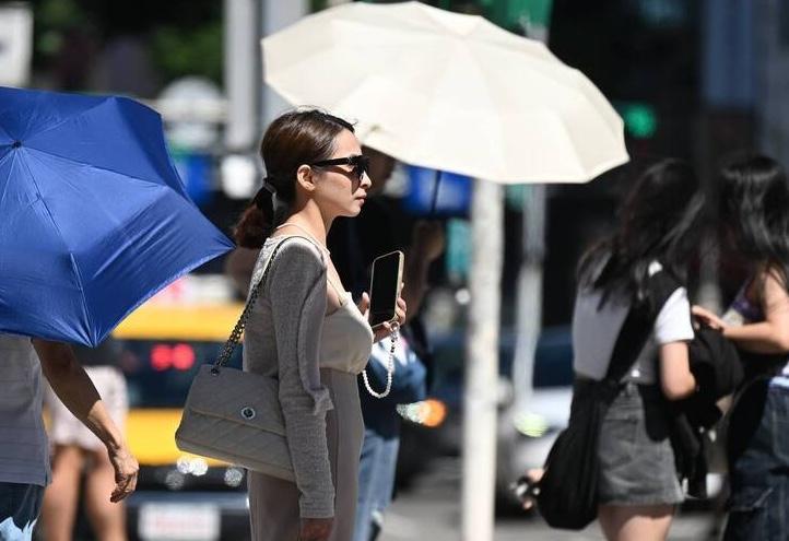 Heat alerts issued across Taiwan as mercury to top 38 C