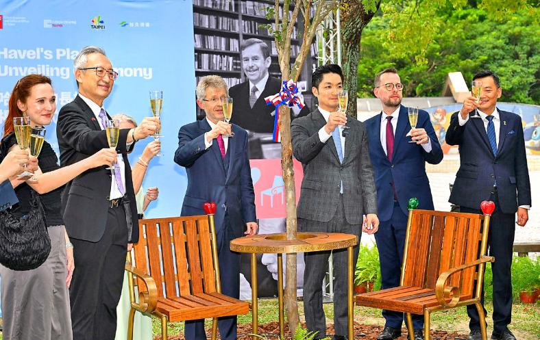 Taipei unveils ‘Havel’s Bench’ symbolizing democratic dialogue