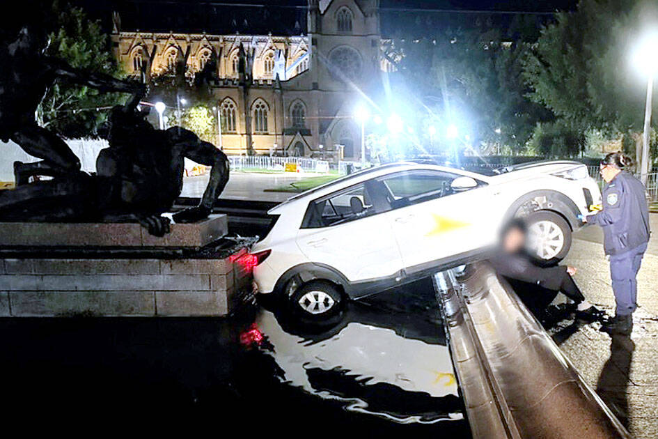 Man drives into Sydney fountain, eats fast food