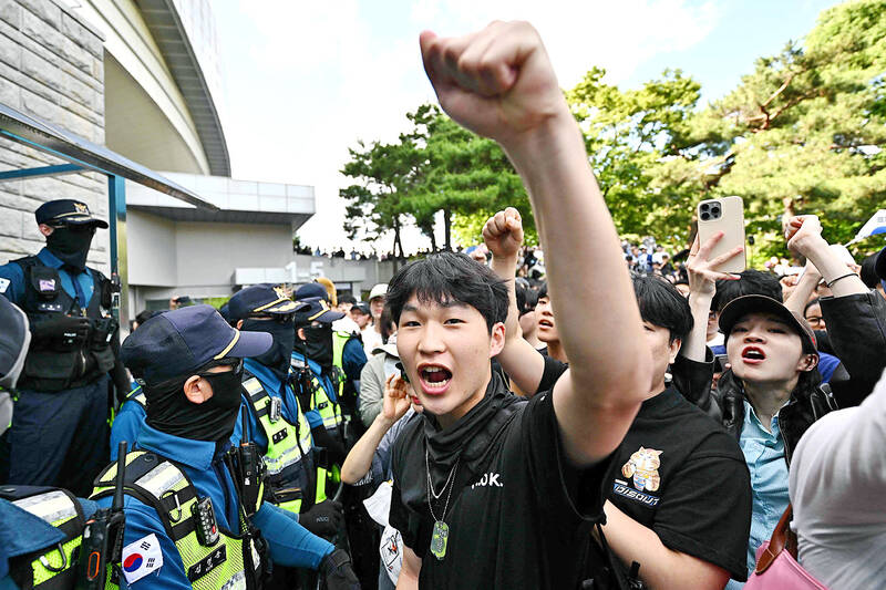 Police in S Korea clear protesters from poll sites