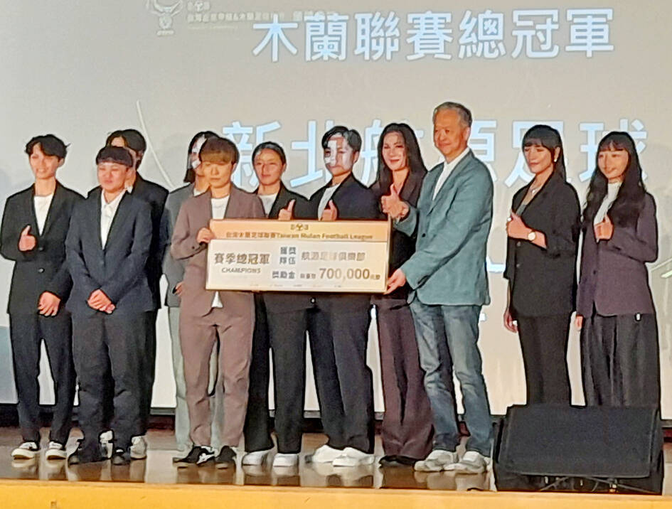 Taiwan’s top soccer coaches and players awarded