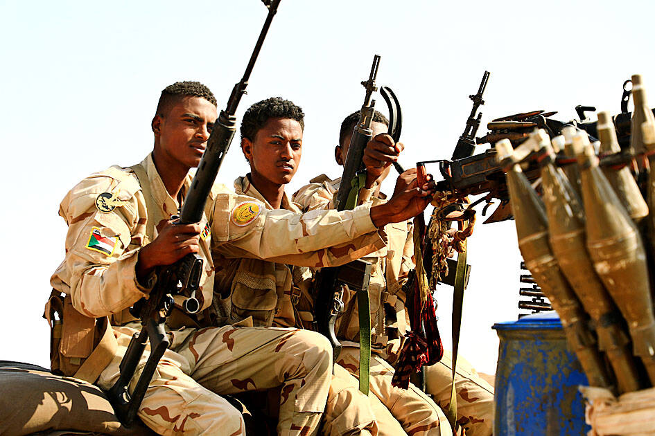 Paramilitary forces close in on key Sudanese city