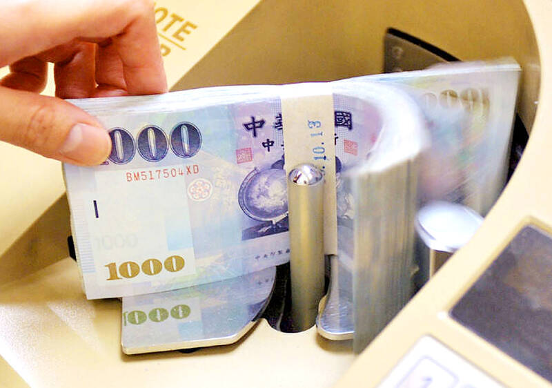 Cabinet approves a 4% pay raise for military, civil servants and teachers