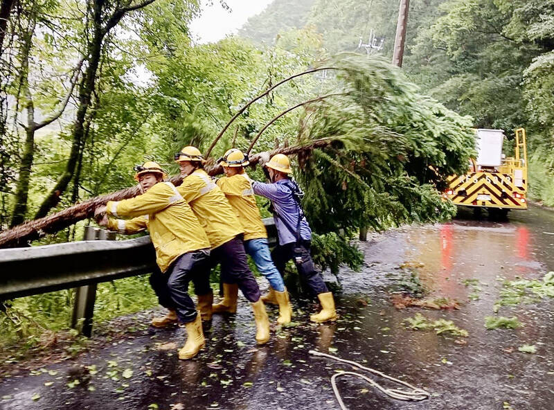Bavi injures 113, leaves hundreds of homes in dark