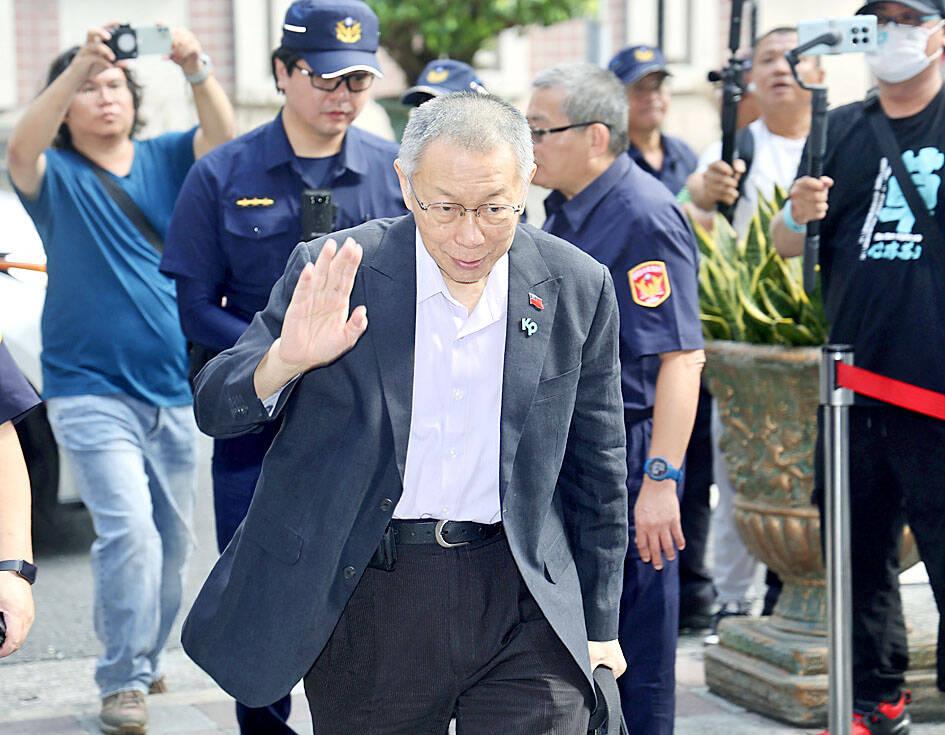 Court approves bracelet monitor for Ko Wen-je