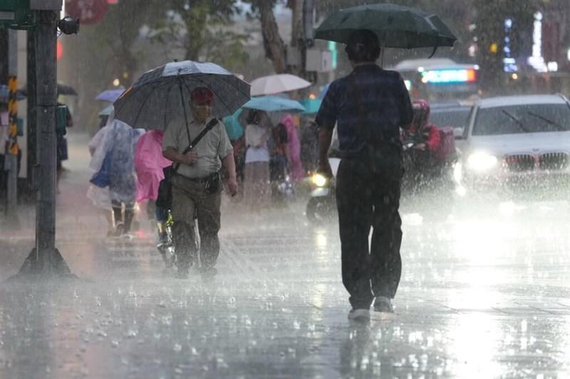 Heat, heavy rain expected throughout week