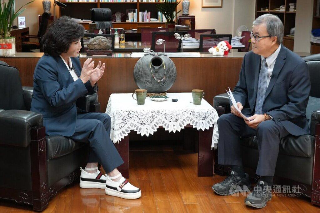 Education minister stresses independent thought in AI era