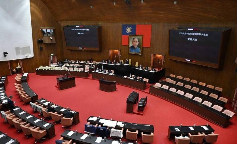 Lawmakers slash 1.7% from budget in second reading