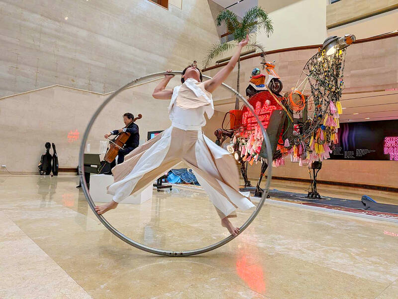 Cyr wheel