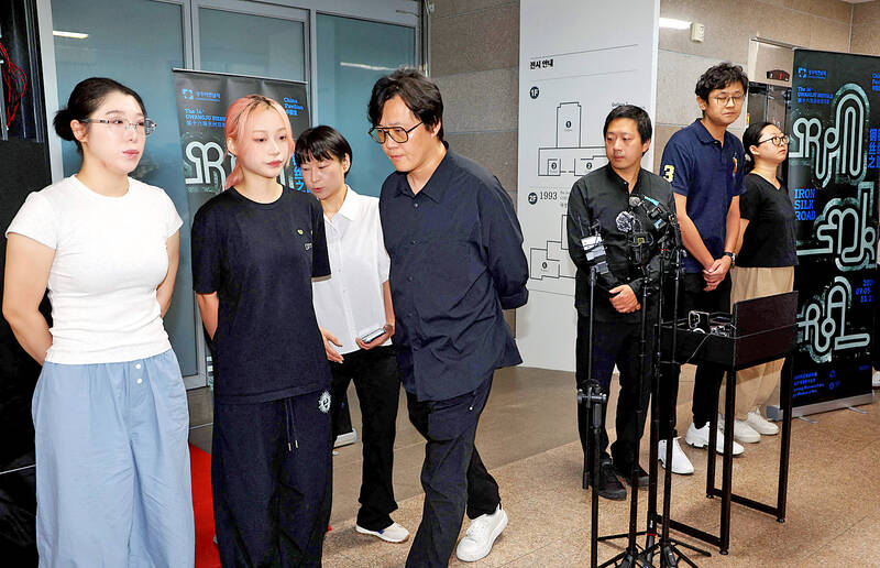 Chinese artists withdraw from biennale