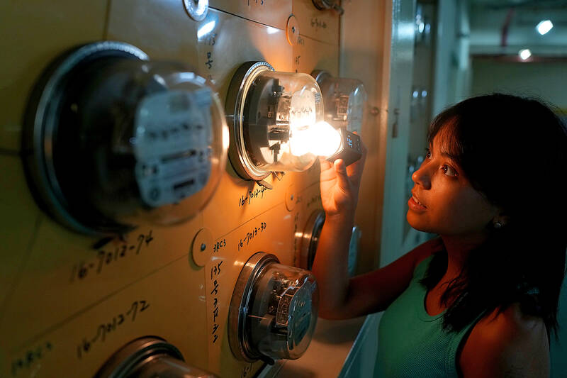 Ministry freezes electricity rates until December meet