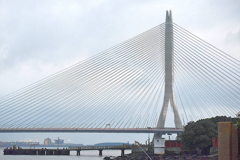 Bureau warns against Danjiang Bridge antics