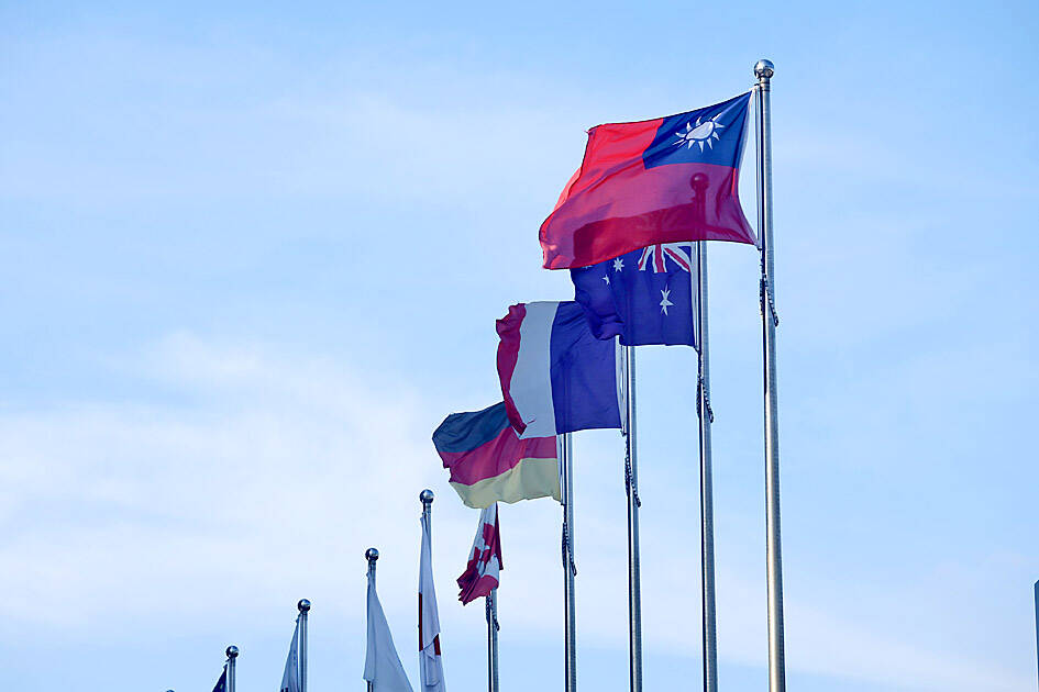 Economy stays strong for a ninth straight month
