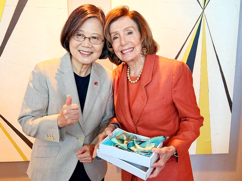 Tsai Ing-wen meets with Nancy Pelosi