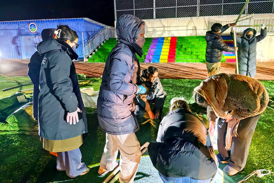 China orders all-out rescue after quake in Tibet kills 16