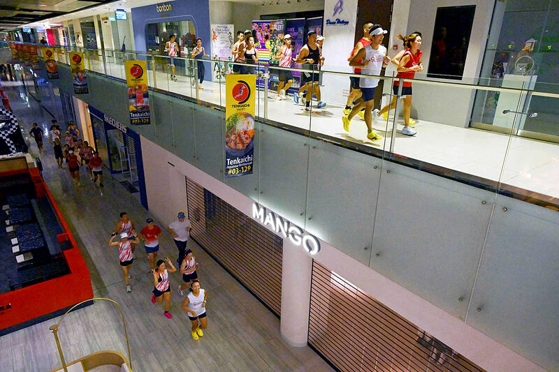 Singapore runners move indoors to malls amid haze